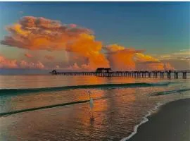 Naples Dream at WTC with Heated Pool SPA Sauna 7 bicycles and 3 mls to beach