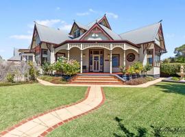 Federation home in town, close to lake & shops, cabaña o casa de campo en Yarrawonga