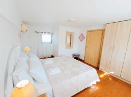 Villas and apartments on a private farm, only 1 km away from the beach!, hotel in Lefkogeia