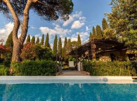 Cottage Nanni, Romantic and Luxury with Pool, hotel de lujo en Pescia