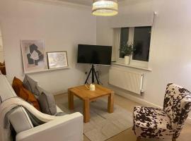 Alicia Way by Mia Living 2 bedroom apartment with free street parking, hotel in Newport