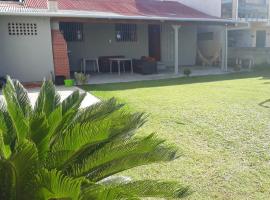 Casa na Garopaba com Varanda, cottage in Garopaba