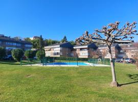 Hondarribia con piscina, parking y terraza, hotel in Hondarribia