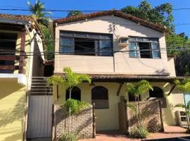 Casa no centro da cidade com garagem.