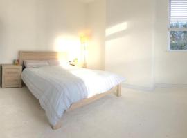 Kings Lynn Double Bedroom 1 New Renovated Bathroom, hotel with parking in King's Lynn