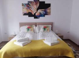 Happy House, hotel in Hunedoara
