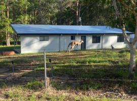 Rural Self Contained 3 bedroom Cottage on acreage,，位于Landsborough的酒店