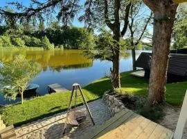 Hyggelig sommerhus. med udsigt, til vand fra senge
