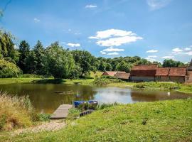Mill Cottage set beside a Mill pond in a 70 acre Nature Reserve Bliss, хотел с паркинг в Assington
