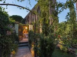La Dimora dei Conti, Indulge in a Country Farmhouse Apartment with Jacuzzi Facing the Town!