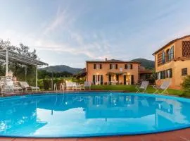 Melograno Farmhouse, ROMANTIC FARMHOUSE VILLA WITH PRIVATE INFINITY POOL AND GREAT VIEWS IN LUCCA