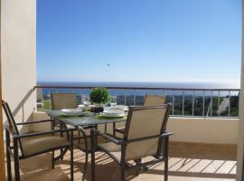 Fine Duplex Apartment with Stunning Sea Views，馬貝拉的海濱度假屋