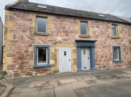 Little Ship Inn Rooms, hotel with parking in Invergordon