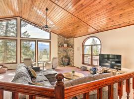 Woodland Park Hideaway with Mtn Views and Hot Tub, hotel en Woodland Park