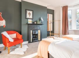 Tŷ Hapus Newport - Luxury 4 Bedroom Home, luxury hotel in Newport