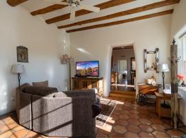 Siete Caballos, 2 Bedroom, Sleeps 4, Views, HDTV, 2 Fireplaces, WiFi, holiday home in Santa Fe