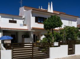 Familia Brito, bed & breakfast i Porches