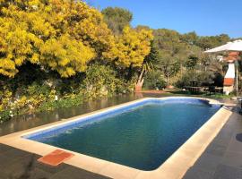 Casa Bella Vista en montaña con vistas al mar y piscina privada, hotel em Cunit