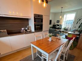 Spacious and cozy apartment in the heart of Haddington, hotel económico en Haddington