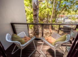 MARGARET FOREST RETREAT Apartment 129 - Located within Margaret Forest, in the heart of the town centre of Margaret River, spa apartment!, hótel í Margaret River