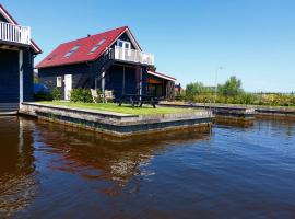 Het Schiphuis met privé haven, hotelli kohteessa Heeg