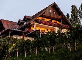 Weingut Tschermonegg, hotel with parking in Sulz