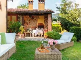 Rosyabate Cottage, with Private Garden and views between Lucca and Pistoia