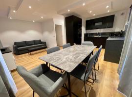 FONTAINE ROUGE STREET Marne la Vallée Disneyland Paris Outlet Mode And luxury Village Val d'europe FREE PARKING, luxury hotel in Chessy