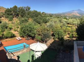 Villa Bonaccorso - antica e maestosa villa con piscina ai piedi dell'Etna, lägenhet i Viagrande