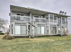 Condo with Balcony, Dock and Access to Lake Erie, feriebolig i Sand Beach