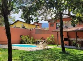 Casa com piscina a 350m da praia em Boiçucanga