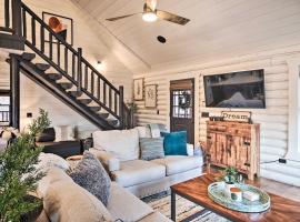 Enchanting Forested Cabin with Fire Pit and Grill, hotel di Sulphur Springs