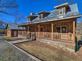 Riverfront Heber Springs Home Spacious Deck!, hotel em Heber Springs