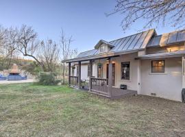 The Little Alsatian House 18 Miles to San Antonio, hotel with parking in Castroville