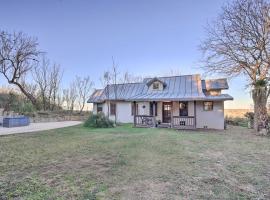 Charming Family Cottage Close to San Antonio – hotel w mieście Castroville