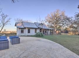 Fire Pit and Hill Country Views! Castroville Cottage, Hotel in Castroville