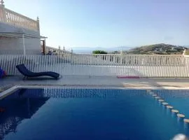 Villa Overlooking Beach - Private Swimming Pool!