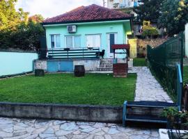 Cozy green house (free parking spot), appartamento a Belgrado