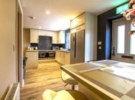 Central Huddersfield House, inc parking, apartment in Huddersfield