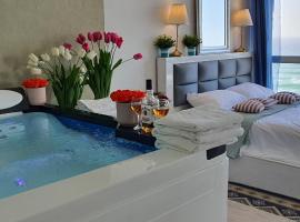 Royal suite with sea view- private jaccuzi-Also suitable for orthodox people, aparthotel in Netanja