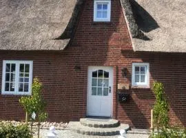 Eidumhaus, freistehendes Reetdachhaus mit Garten in Strandnähe