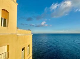 Casa Smeraldo Salento, a strapiombo sul mare, Hotel am Strand in Santa Cesarea Terme
