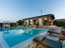 The Luxury Beach Villa with shared Swimming Pool, between Viareggio and Torre del Lago Puccini, hotel in Viareggio
