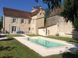 Villa de 3 chambres avec piscine privee jardin clos et wifi a Montfaucon, hotel económico en Montfaucon