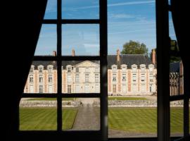 Le Domaine de Fleury - Pierres d'Histoire, hotel dengan parkir di Fleury-en-Bière