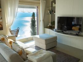 Colosseo with wonderful lake view and swimming pool, apartemen di Parzanica