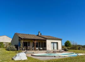 Le Chêne - Maison 8 pers piscine privée tennis, prázdninový dům v destinaci Chalais