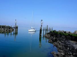 IJsvogel Apartment, Duplex Family Home 4-bed located on the largest saltwater lake, hotel v destinaci Bruinisse
