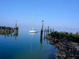 IJsvogel Apartment, Duplex Family Home 4-bed located on the largest saltwater lake, viešbutis mieste Breinisė