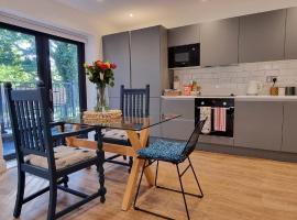 Beautiful Apartment Overlooking a Garden, hotel i nærheden af Ealing Common Station, London